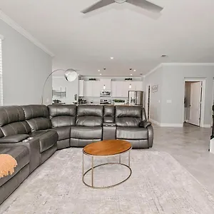 Holiday home Spacious 4 Bed Near Orlando Gated Pool Access, Sanford
